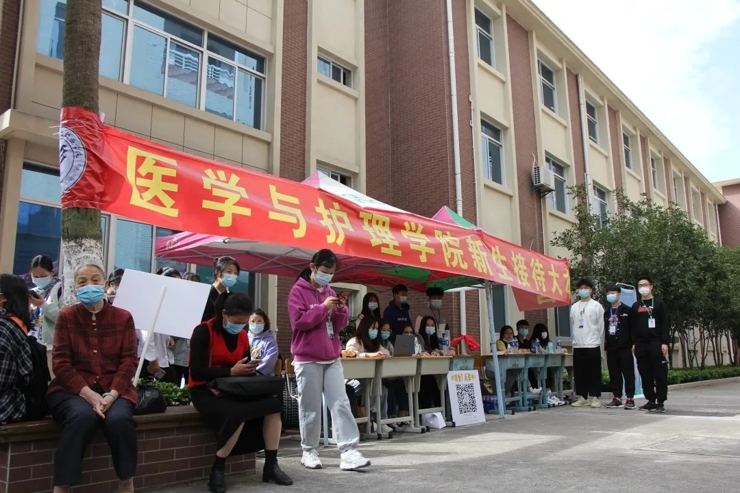 医护学院关工委关怀新生暖人心1.jpg 医护学院关工委关怀新生暖人心1.jpg