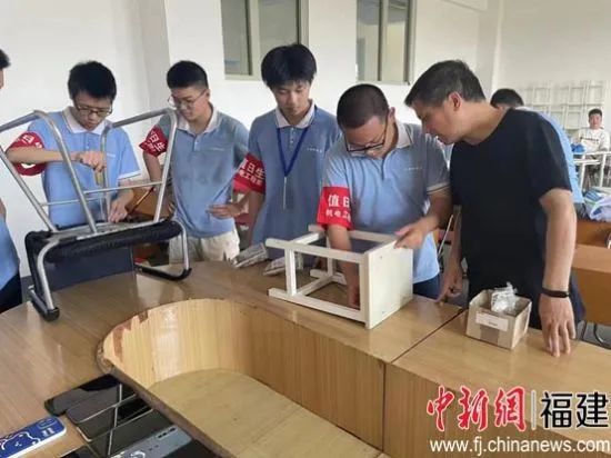 图为三明医学科技职业学院职教园分校在维修学生桌椅。三明医学科技职业学院供图 图片