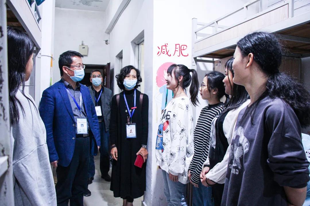医护学院关工委关怀新生暖人心4.jpg 医护学院关工委关怀新生暖人心4.jpg