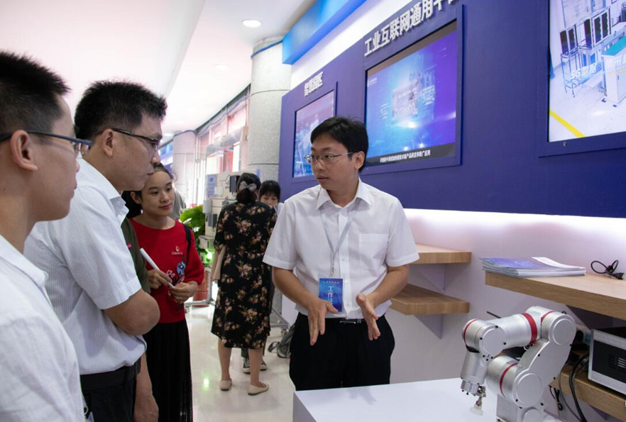 工程与设计学院党总支、关工委与移动三明分公司联合开展主题党日活动2_副本.jpg 工程与设计学院党总支、关工委与移动三明分公司联合开展主题党日活动2_副本.jpg