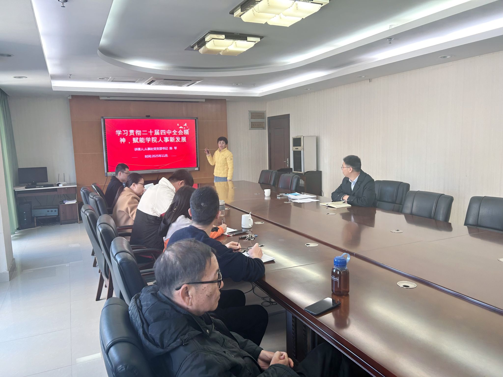 人事处党支部开展理论学习和专题党课