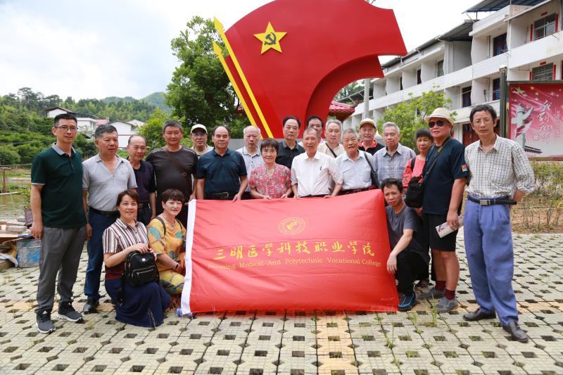 参观荷山1.jpg