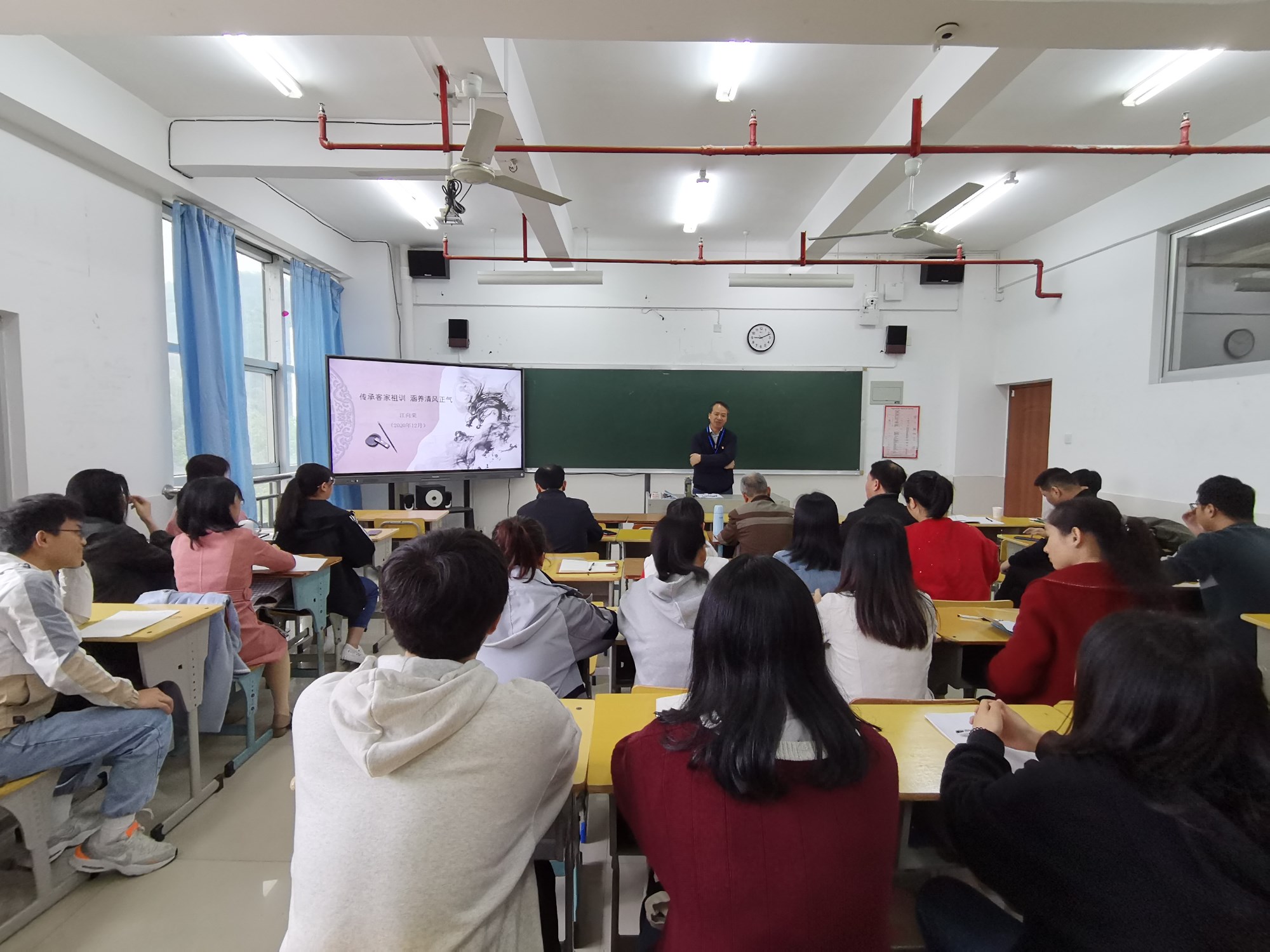 院纪委书记讲党课照片1.jpg