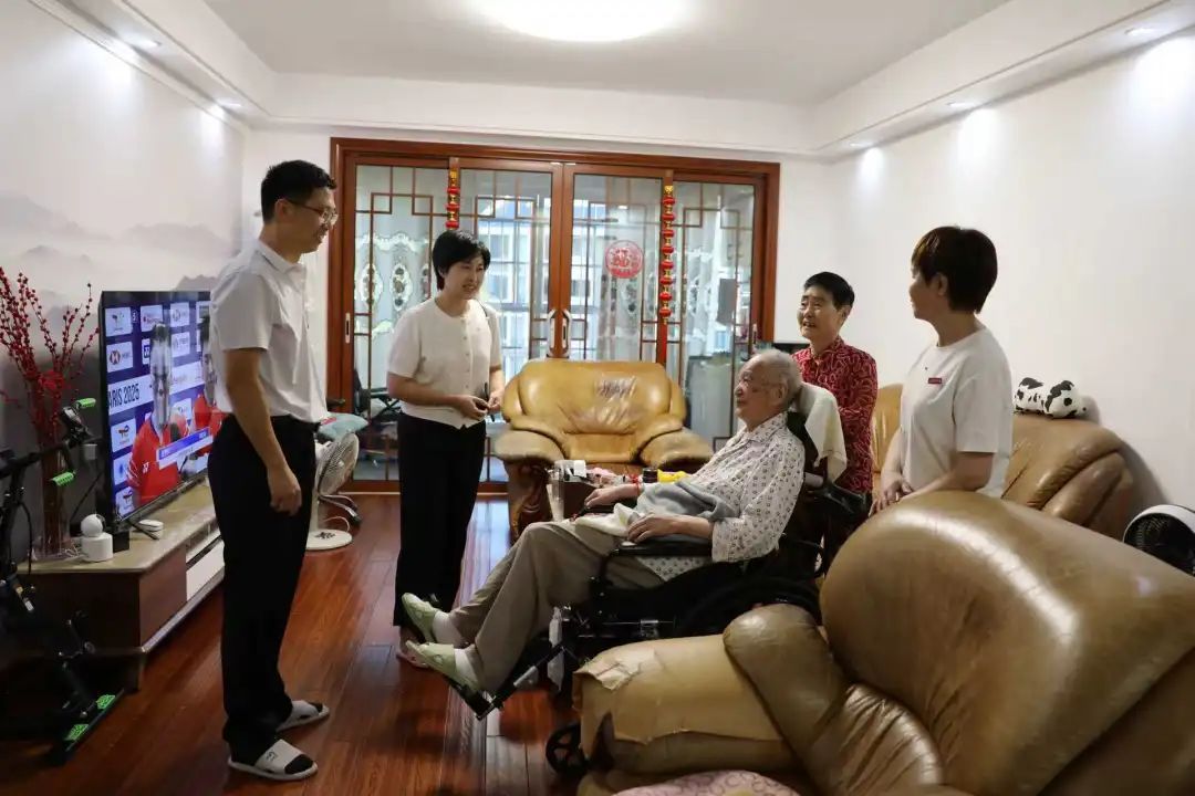 市教育局领导走访慰问党龄65年以上退休老教师